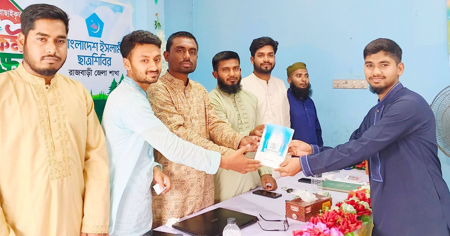 পাংশায় কৃষকদের মাঝে বিনামূল্যে এলএলপি সেট-ক্যানভাস পাইপ বিতরণ